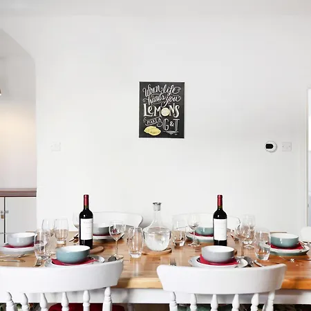 Sandbed House - Sleeps 4 To 6 *